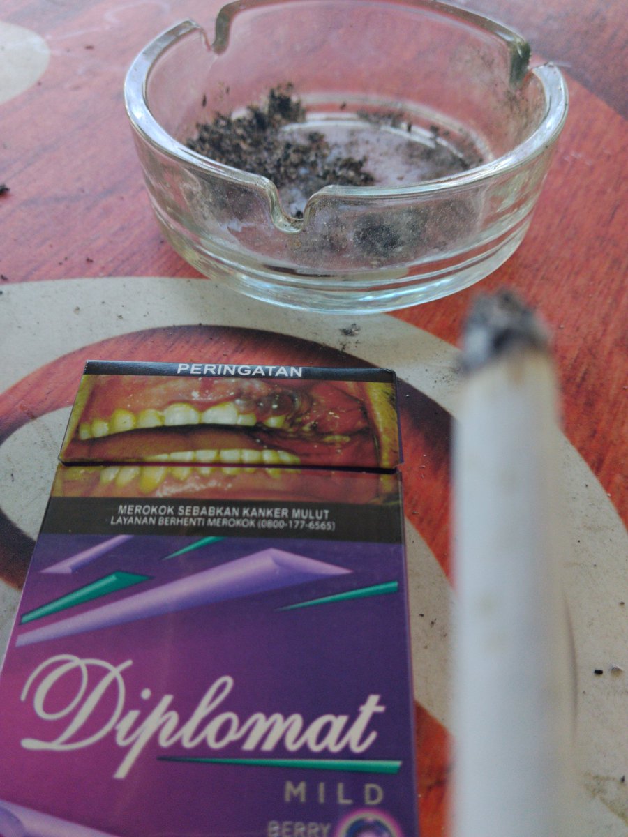 ThatOtherAle's tweet photo. Fuck man, this job so strict about cigs I'm smoking outside a convenience store https://t.co/jLyULUe7tc