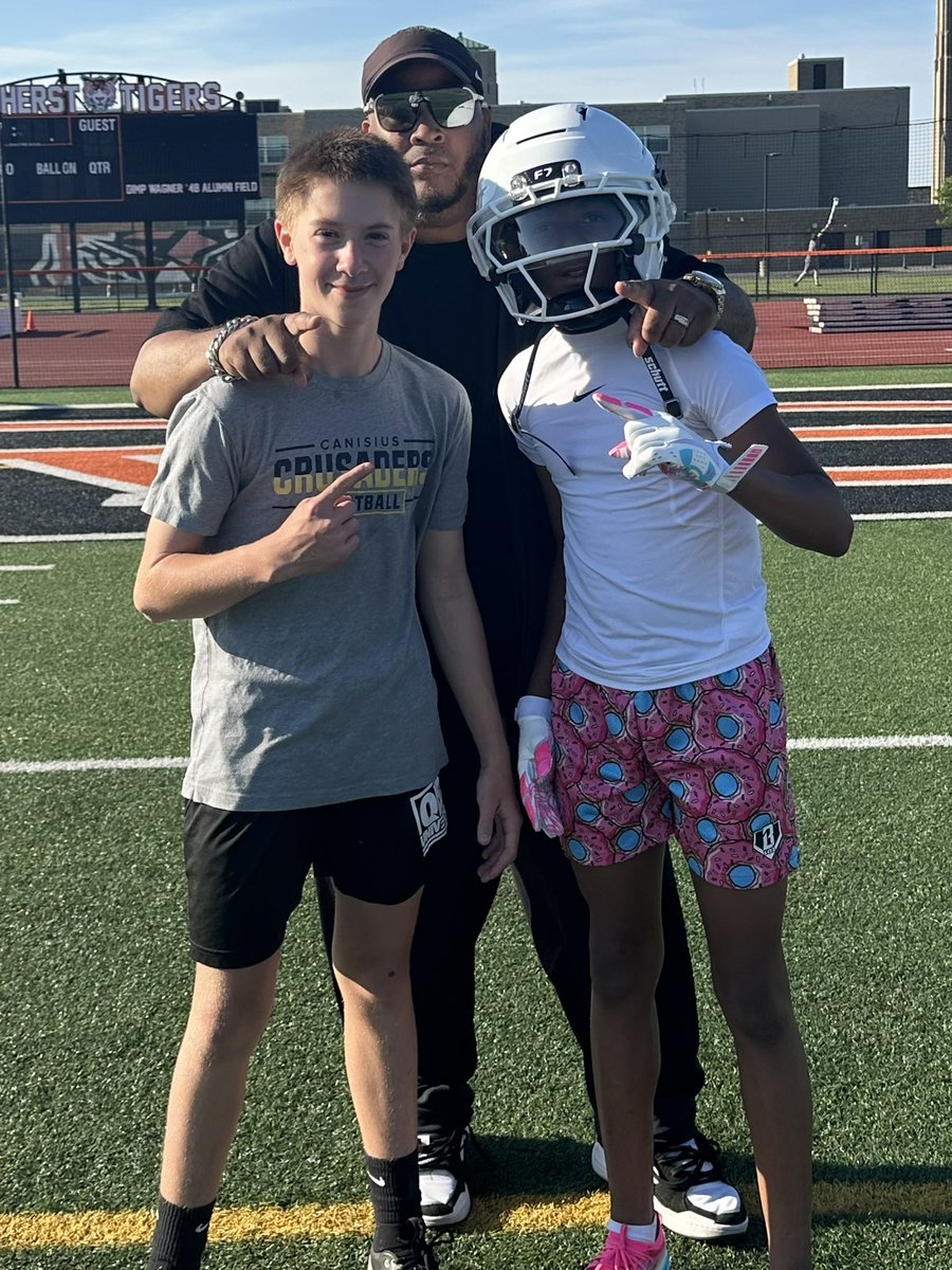 Joshua_QB's tweet photo. Couldn’t pass up the chance to get some reps in today with my man Dwight today… he about to get a X so you gonna find out real fast about my guy! @WR_COACH_O  getting him ready!
@wny_football @JeffHecklinski @Section6_NY @QBHitList @TopPreps @LITMINC @YAthletesF @PrepRedzoneNY https://t.co/Z0Fh6KLNE4