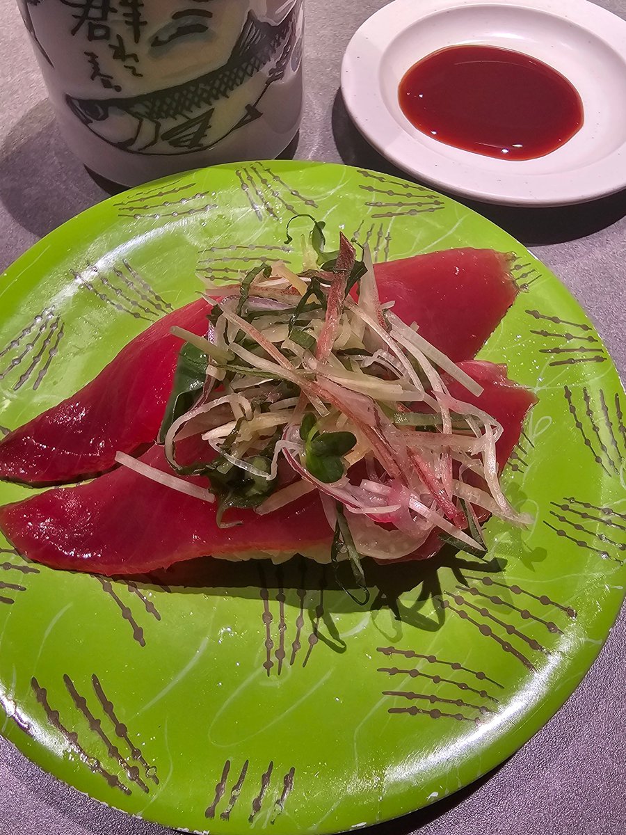 w322m's tweet photo. 北海道1日目🐮🍦🍜
札幌着いてすぐ寿司キメた🍣🍣🍣
ダイエットで絶ってたラーメンも食べてジンギスカンも食べた🐑🐏デブに逆戻り🐷☺
超絶美味しかったけど そのばん あおむしは おなかが いたくて なきました 😣 https://t.co/o6pZ9tU5kI