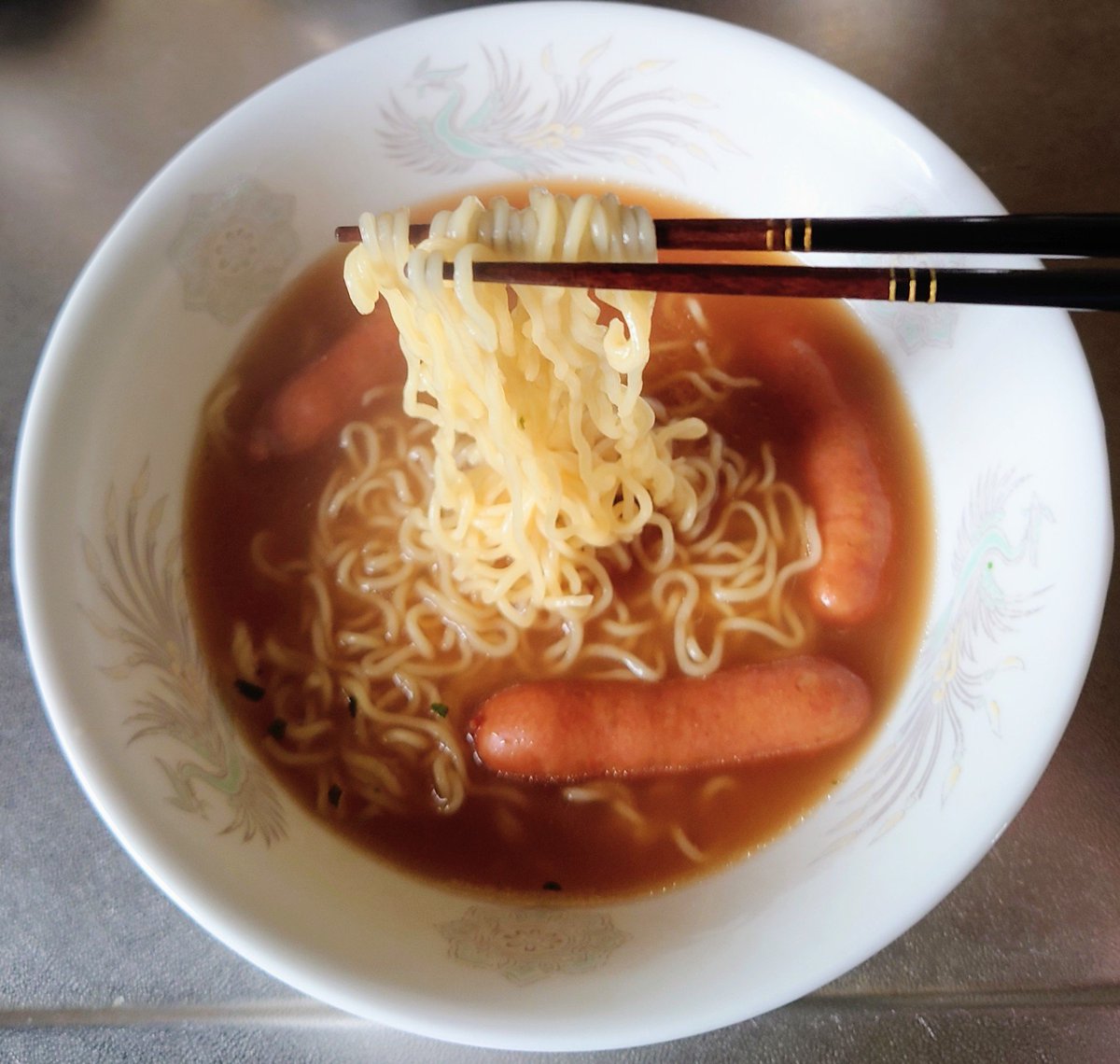 snowfalcon2017's tweet photo. おはようございます✨今日も肌寒いっすね〜😑朝ご飯はインスタントラーメン食べます🍜ウインナーどーん😋 https://t.co/dYSqPyYPgl
