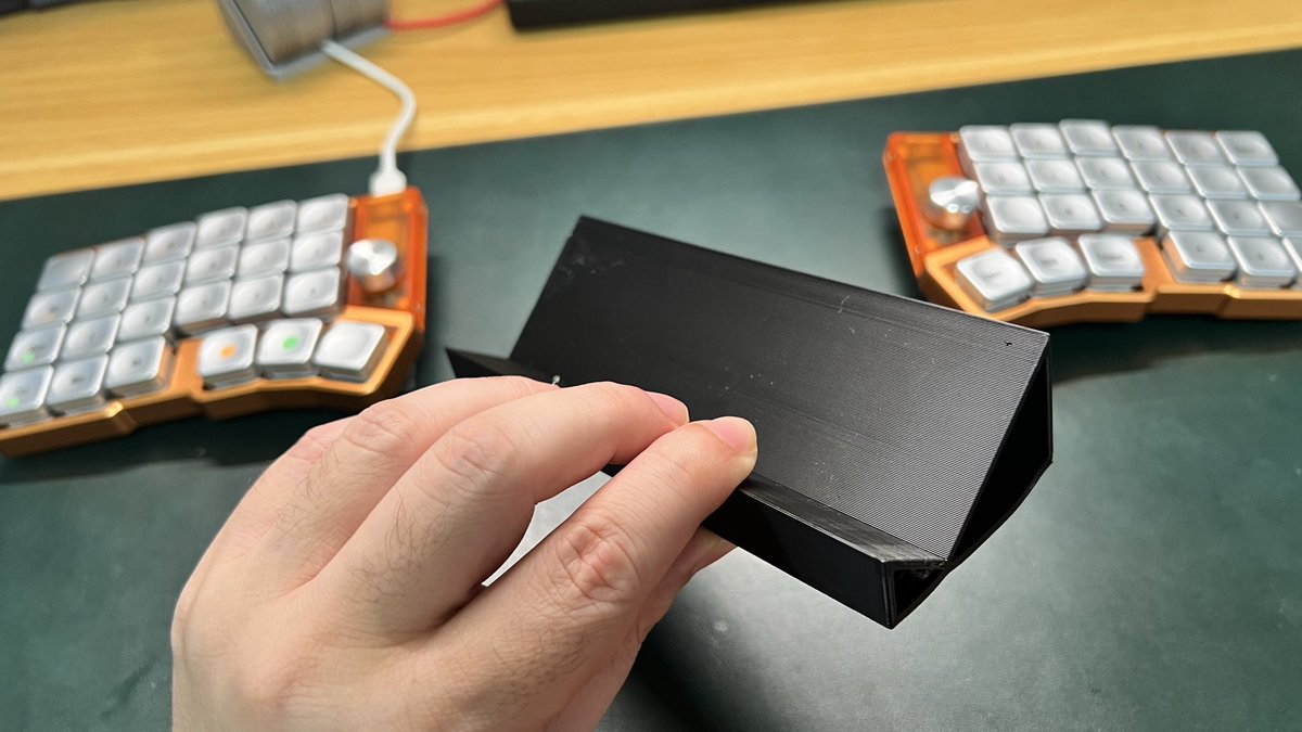hiro_496's tweet photo. Nape Proは角度つけた方が使いやすいな
と言うことで雑にテンディング台？
を3Dプリンタで作成
シンプルイズ雑( ˘ω˘)

Cornixの間に普通のマウスを入れると
握ると言う行為が腕の可動上やりづらい
が、どちらかと言うと
指を添える形状のNape Proは
真ん中に置いても腕への負担が少ない(気がする) https://t.co/S1zybYhsaz