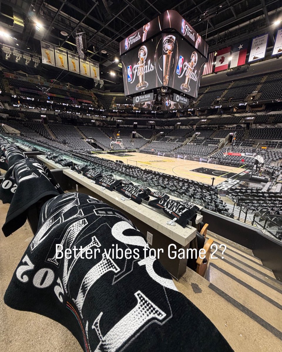 MaxSportsSA's tweet photo. Better colors ahead of Game 2, Spurs Fans? https://t.co/tAlHtDNCpw