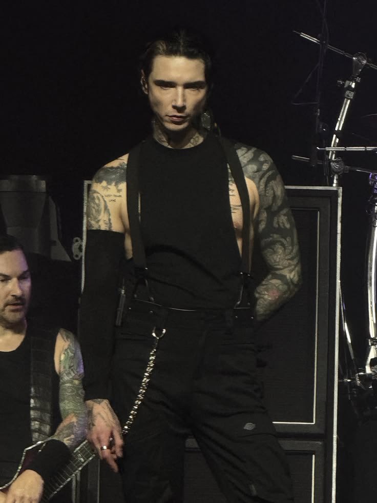 sweetblxsphemy's tweet photo. andy biersack has experienced twink death https://t.co/0HLBbA792n