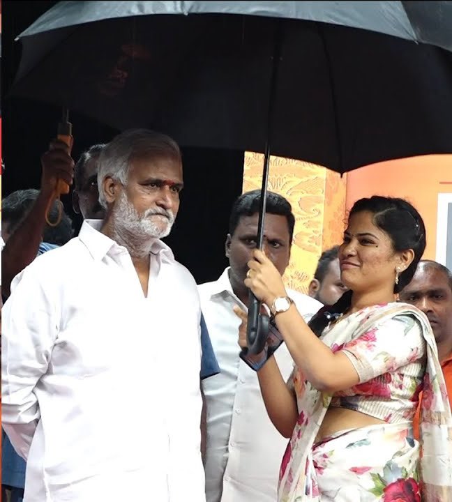 mems_creator's tweet photo. @SSivanDMK @Land_of_Wakanda @PriyarajanDMK But mayor stand with umbrella 🏖️ https://t.co/v09rBAfr8J