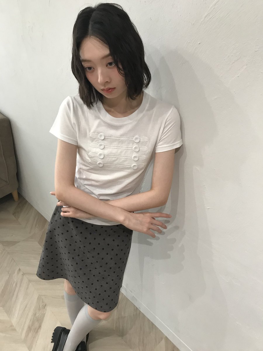 Uenui2's tweet photo. 飾りすぎないのに、目を惹く。

立体的なボタンディテールを施した
コンパクトTシャツ。

New Ꭱelease☘

■military button tee
color : turquoise blue / white / navy https://t.co/c1h1hkEkbd