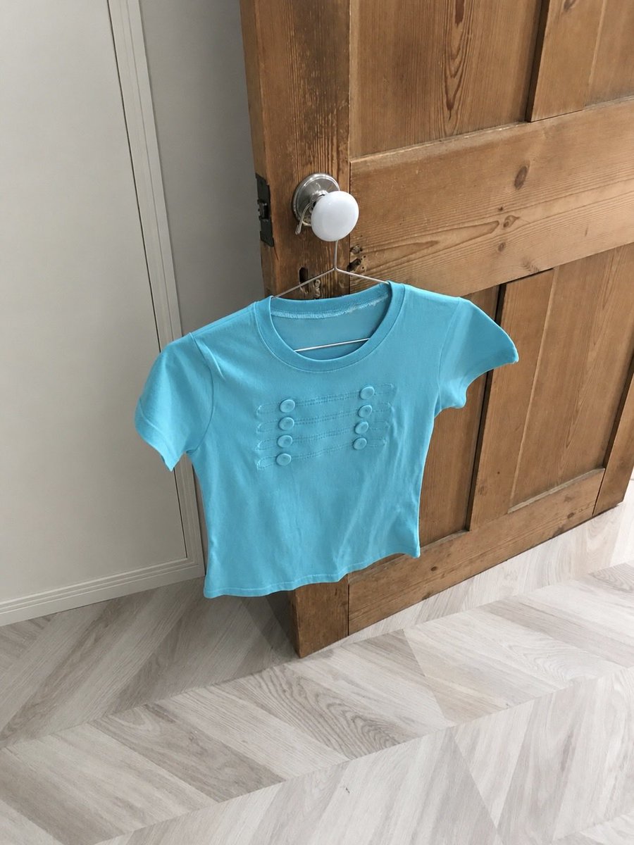 Uenui2's tweet photo. 飾りすぎないのに、目を惹く。

立体的なボタンディテールを施した
コンパクトTシャツ。

New Ꭱelease☘

■military button tee
color : turquoise blue / white / navy https://t.co/c1h1hkEkbd