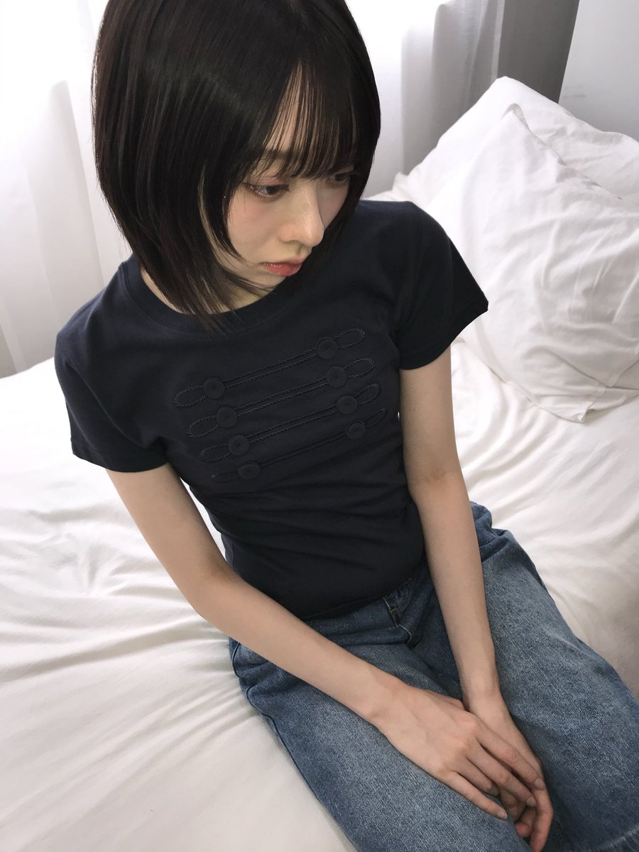 Uenui2's tweet photo. 飾りすぎないのに、目を惹く。

立体的なボタンディテールを施した
コンパクトTシャツ。

New Ꭱelease☘

■military button tee
color : turquoise blue / white / navy https://t.co/c1h1hkEkbd