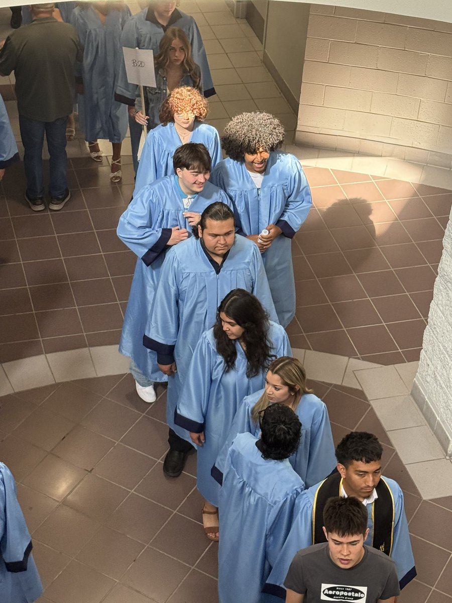 KMcClain912's tweet photo. Senior Walk today! Can’t believe I’ve seen some of these kids grow since 8th grade! 🩵💙 #soblessed @levoriaa_aa @keylaw11_ @thedallastucker https://t.co/karOhsGWeU