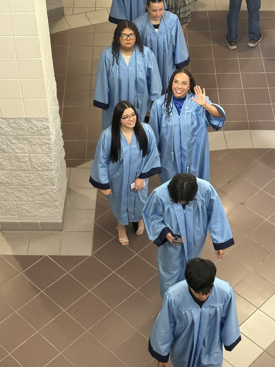 KMcClain912's tweet photo. Senior Walk today! Can’t believe I’ve seen some of these kids grow since 8th grade! 🩵💙 #soblessed @levoriaa_aa @keylaw11_ @thedallastucker https://t.co/karOhsGWeU