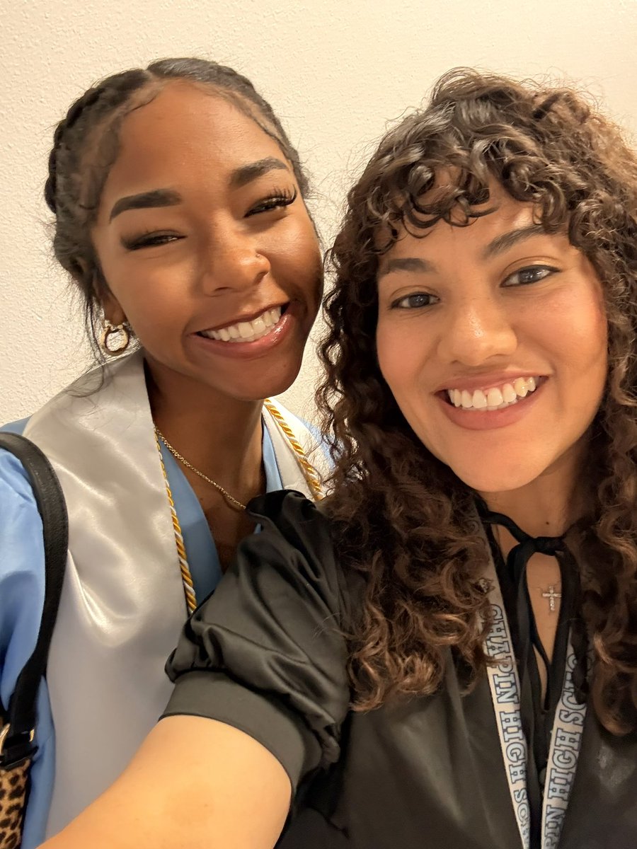 KMcClain912's tweet photo. Senior Walk today! Can’t believe I’ve seen some of these kids grow since 8th grade! 🩵💙 #soblessed @levoriaa_aa @keylaw11_ @thedallastucker https://t.co/karOhsGWeU