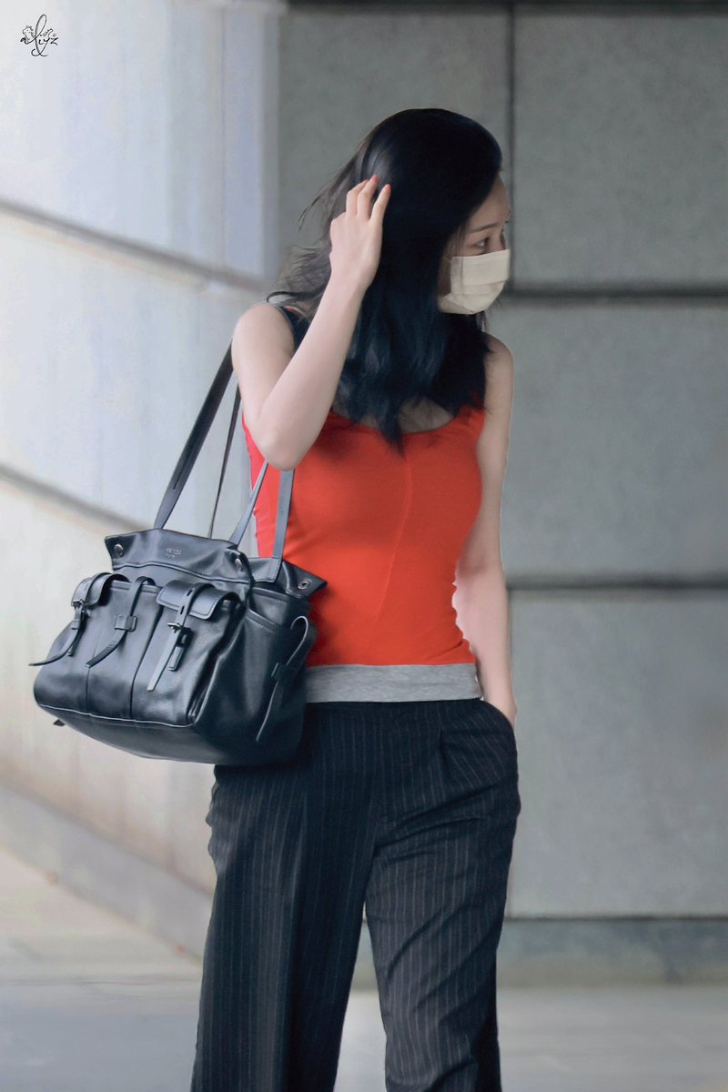 stupidcheesecat's tweet photo. shes so hot having a hand in her pocket while fixing her hair... jimin unnie 🤤 https://t.co/2ucRg3o6Bf