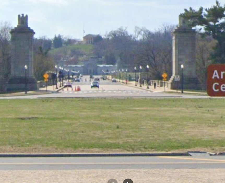fletchda56's tweet photo. @CommonSense_58 @RepMikeLevin You cut and paste in lieu of researching. This is ground level at Memorial circle. The arch is 100' high. The only view obstructed would be from halfway across the Arlington Bridge. Outside of the entrance, there is no view of the cemetery. Only hedges and trees. TDS. https://t.co/U3vNkwQR5o