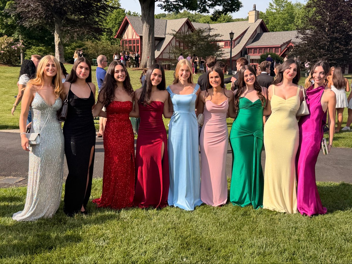 SuperKaish's tweet photo. Pre-Prom at Law Park! A wonderful Briarcliff tradition continues. @Bcliff_6th_man @bhsbulletin https://t.co/JrVSzY4qtv