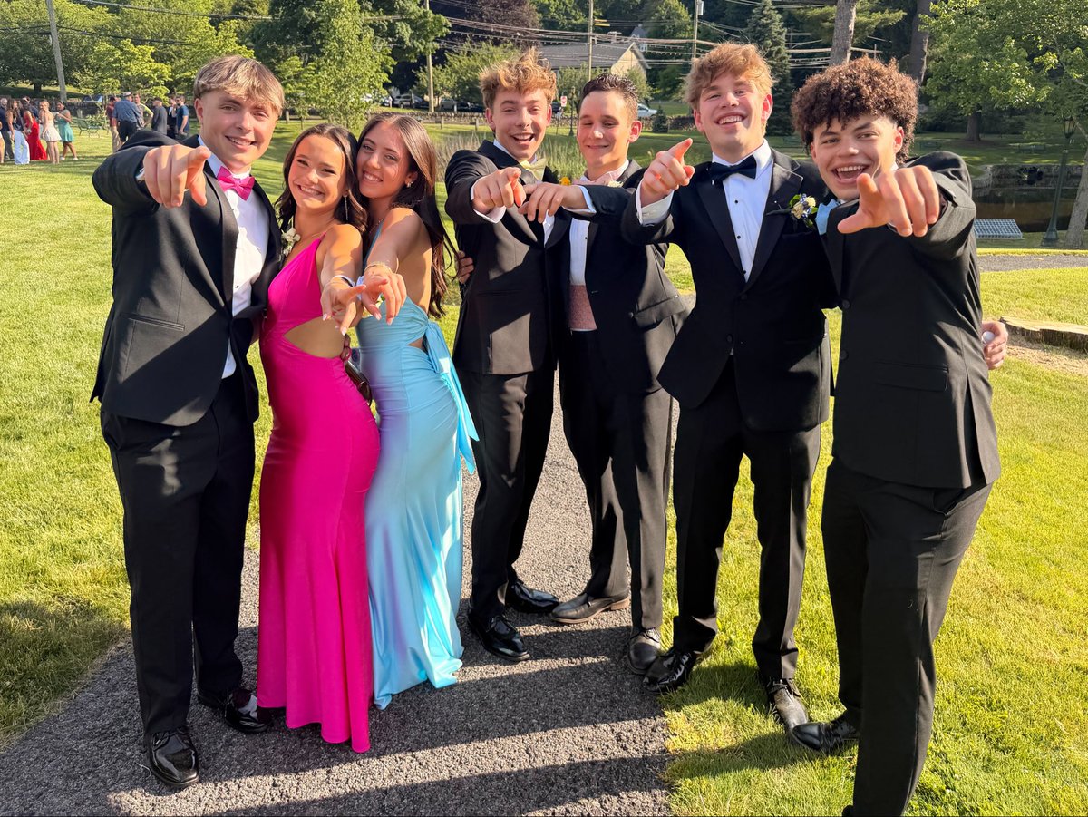 SuperKaish's tweet photo. Pre-Prom at Law Park! A wonderful Briarcliff tradition continues. @Bcliff_6th_man @bhsbulletin https://t.co/JrVSzY4qtv