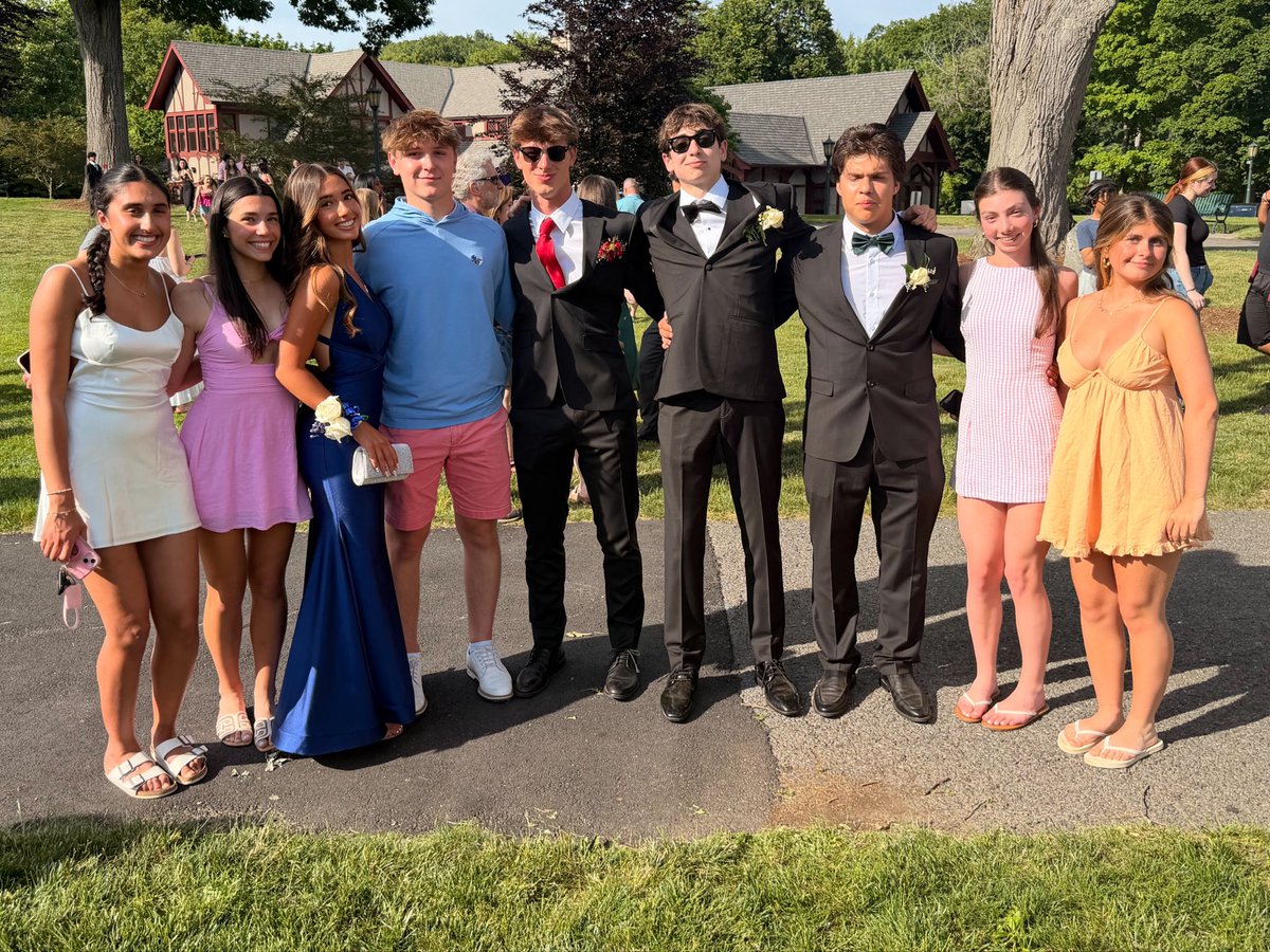 SuperKaish's tweet photo. Pre-Prom at Law Park! A wonderful Briarcliff tradition continues. @Bcliff_6th_man @bhsbulletin https://t.co/JrVSzY4qtv