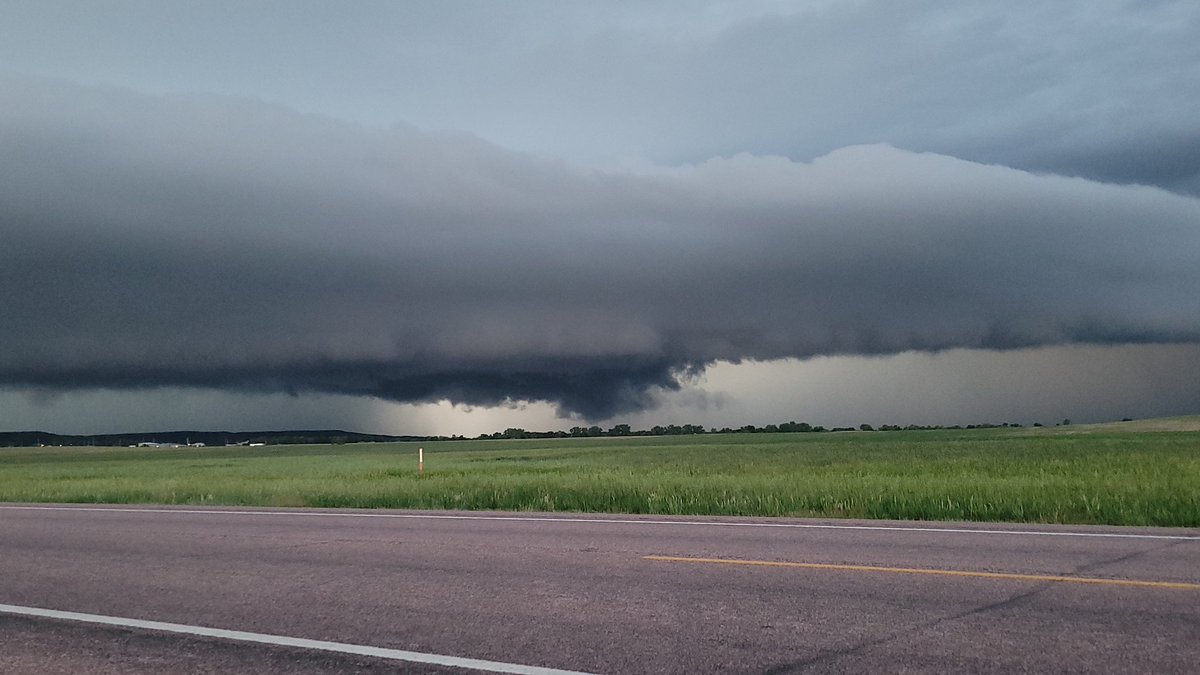 OswegoChasers's tweet photo. Just east of Wessington Springs- wall cloud development @NWSAberdeen @NWSSiouxFalls https://t.co/wbZIhsTwpG