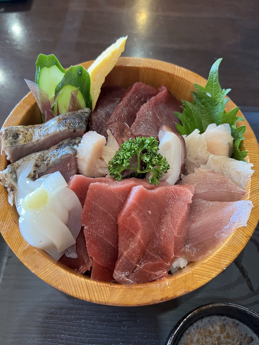 masaTK7's tweet photo. 気仙沼に寄り道。
早めのランチを済ませてこれからお仕事に向かいます！

こちらの海鮮丼、破壊力がハンパないっ。
ごちそうさまでした🐟 https://t.co/H8Bf9RPPDU