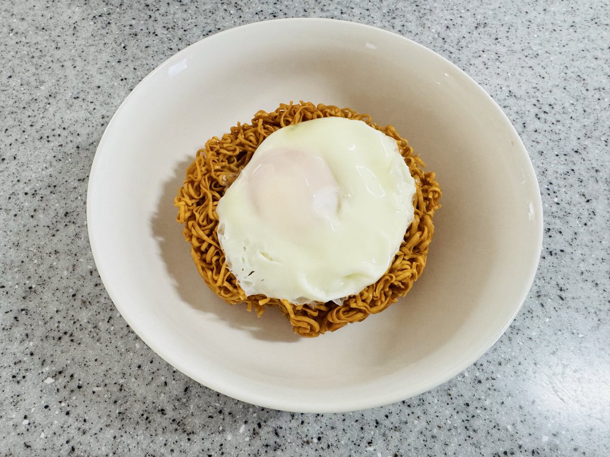medchembio's tweet photo. 卵をのせて、レンチンしてからお湯かける派🍳

#チキンラーメン https://t.co/2Cft4zXP3T