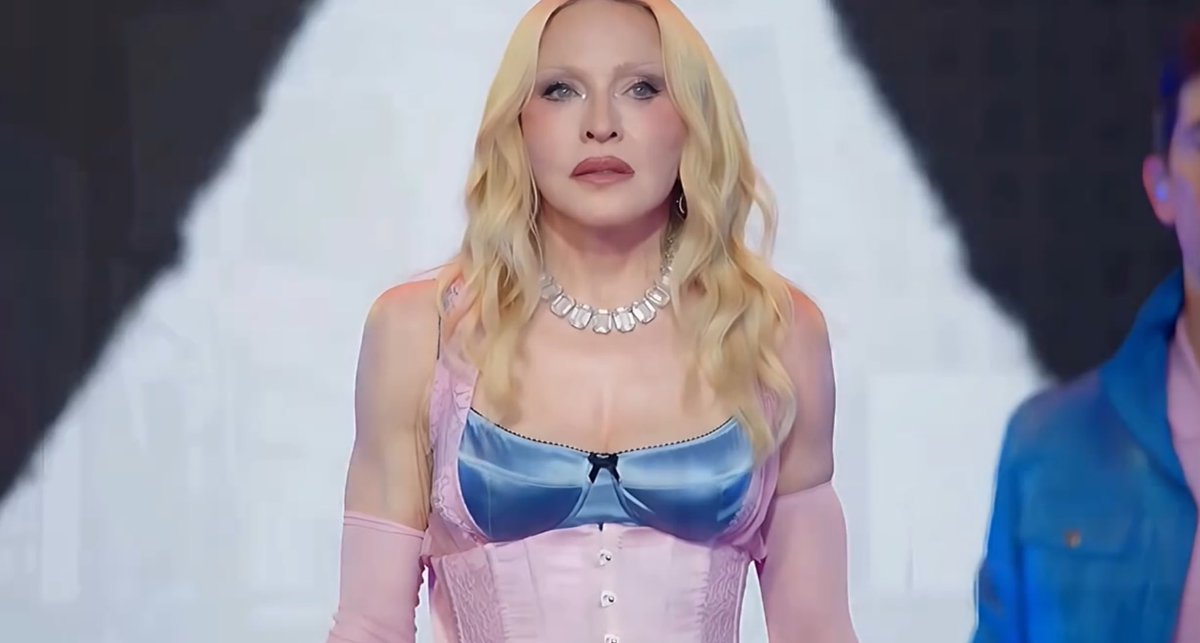 perigo__'s tweet photo. nenhuma outra artista tem celebrado o #PrideMonth como a Madonna. a mulher faz o que pode pra levantar nossa bandeira, trazer visibilidade e lembrar do público que fez dela a Rainha do Pop. ainda que hoje parte desse público ignore isso, ela não nos abandona 🏳️‍🌈🏳️‍⚧️ https://t.co/N3uDJKkZ6i