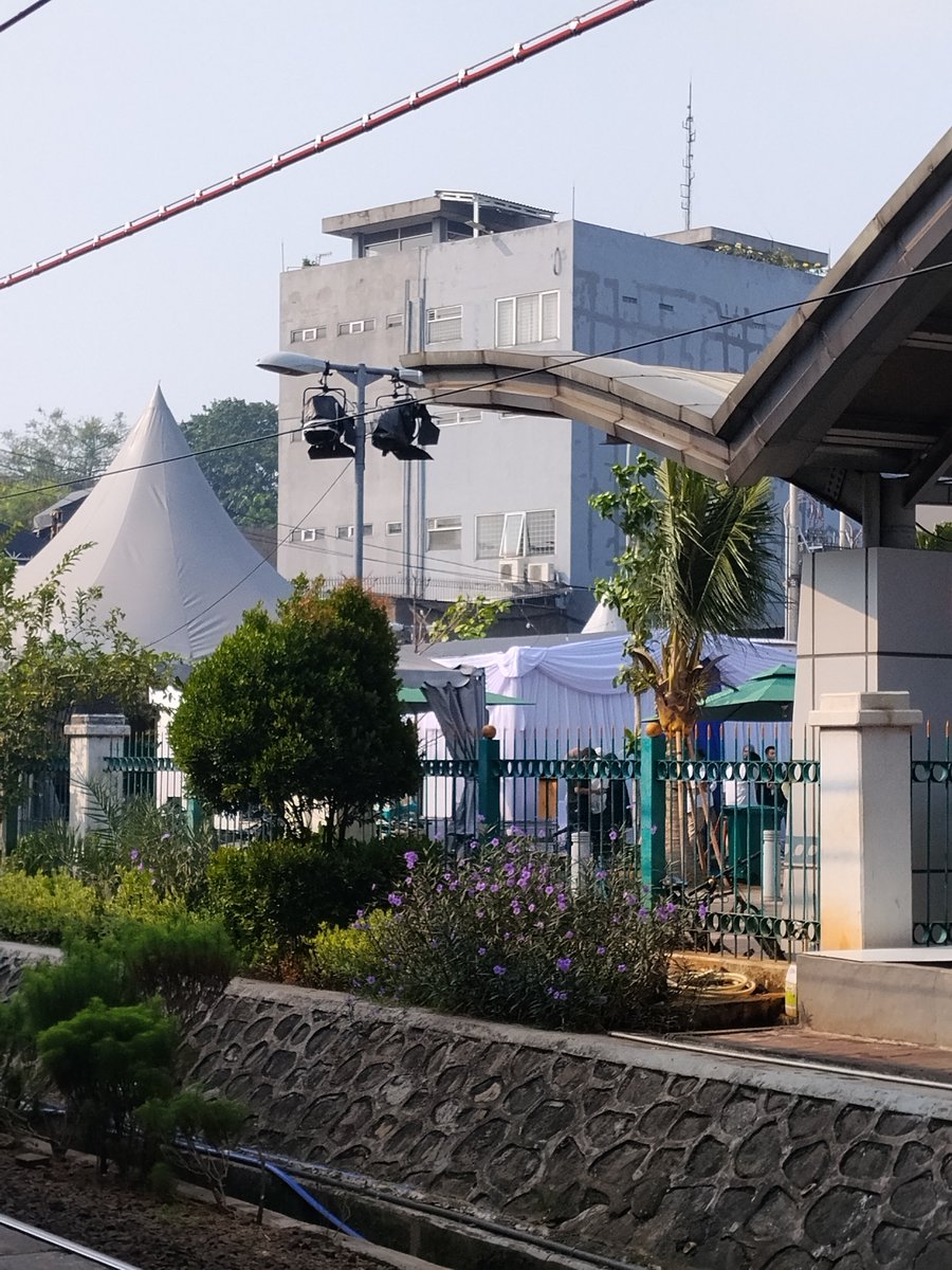 thesancford's tweet photo. Hari ini tepat 40 hari sejak peristiwa krl di Bekasi Timur kemarin, dan pagi ini lagi ada acara tahlil. Jangan lupa kirim doa untuk Perempuan-perempuan cantik yang udah bahagia di surga itu ya. 🤍🕊️ https://t.co/M3YEEewPcm