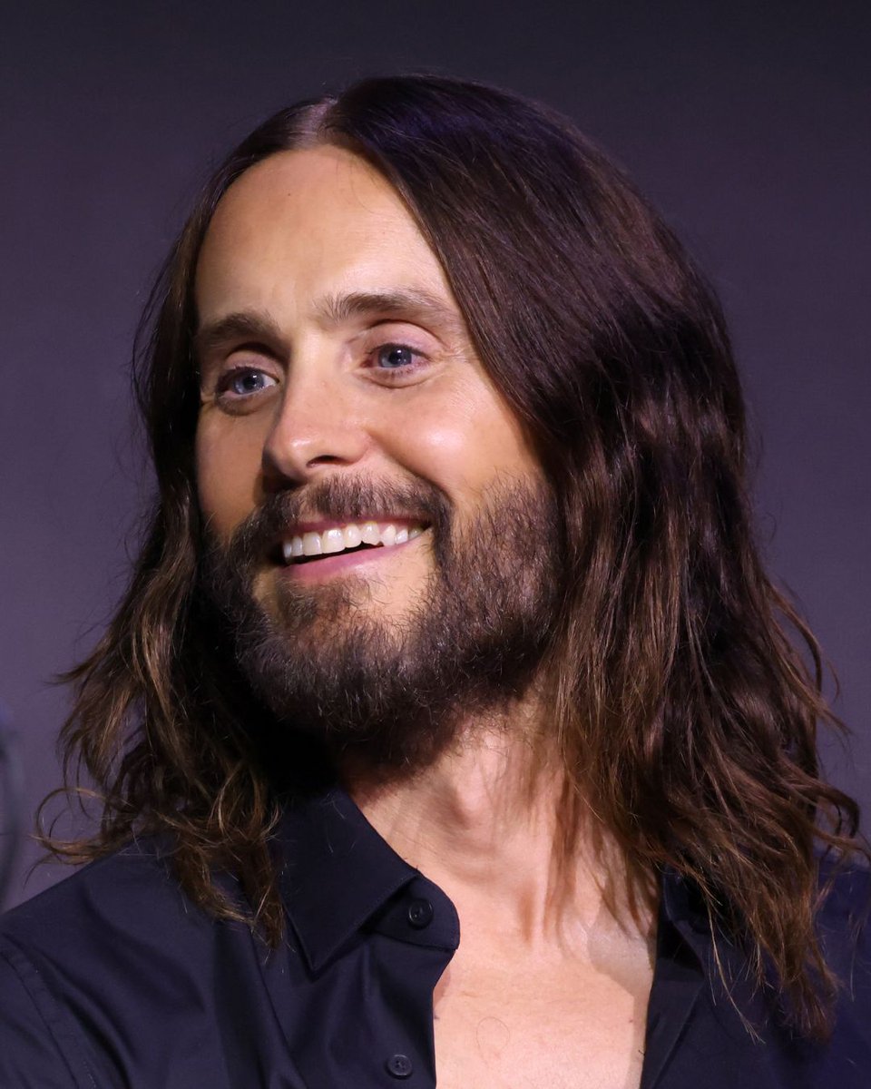 screenrant's tweet photo. EXCLUSIVE: Director Travis Knight opens up about working with #JaredLeto on #MastersOfTheUniverse and reveals why he smeared “blood” on his face:

"He would do something unexpected every single day. In ways that would delight me, that would horrify me, that would make me laugh. But that's part of the character."

Read More: https://t.co/ZqXJxZsvrB