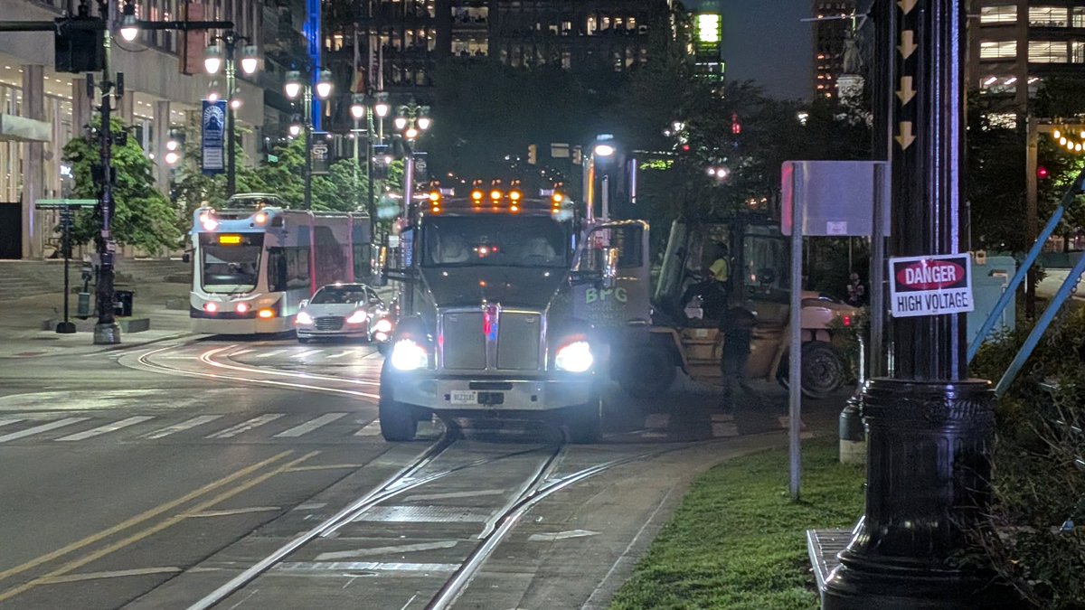 Motown_Cowboy's tweet photo. Y'all are shitting me on this. All this road space and he blocks the tracks. #Detroit #QLine #Bullshit https://t.co/6RQ7iR4z4g