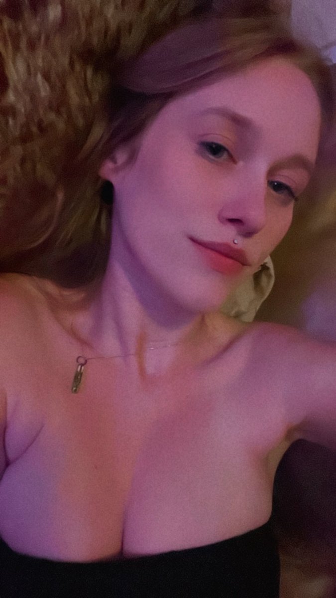 goddesselle485's tweet photo. i need new swimsuits and i want you to buy them 🫵 https://t.co/wE58bXCZbN