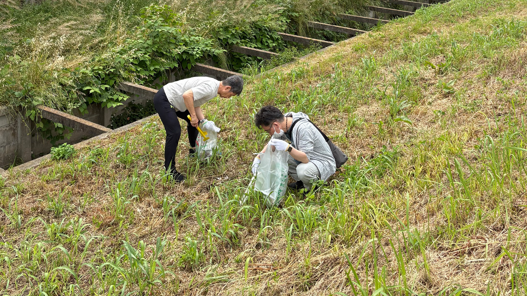 KYOCERA_JP's tweet photo. 【みんなで守る水辺の環境】

京セラ本社に在籍する社員有志が他の団体や企業と共に、京都市伏見区内を流れる東高瀬川の清掃活動に参加。ごみ袋を片手に、河川敷や沿道に散乱していた空き缶やペットボトル、たばこの吸い殻などのごみを集めました。

今後も地域の美化活動に参加していきます！ https://t.co/WXX3UbEYlN