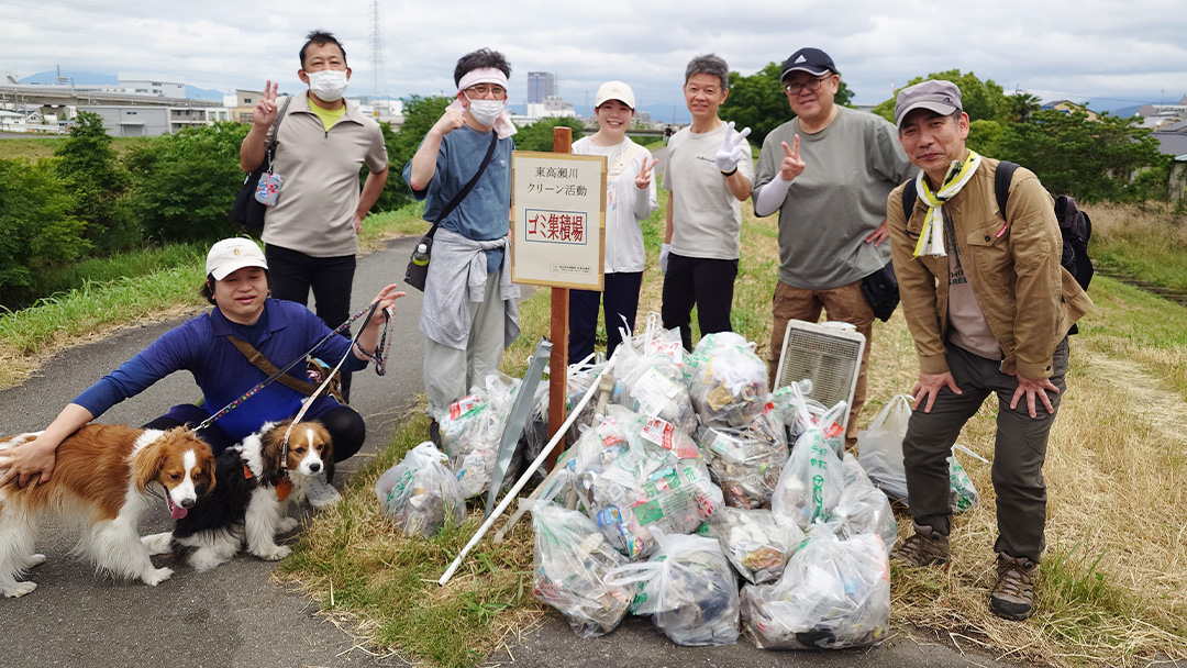 KYOCERA_JP's tweet photo. 【みんなで守る水辺の環境】

京セラ本社に在籍する社員有志が他の団体や企業と共に、京都市伏見区内を流れる東高瀬川の清掃活動に参加。ごみ袋を片手に、河川敷や沿道に散乱していた空き缶やペットボトル、たばこの吸い殻などのごみを集めました。

今後も地域の美化活動に参加していきます！ https://t.co/WXX3UbEYlN