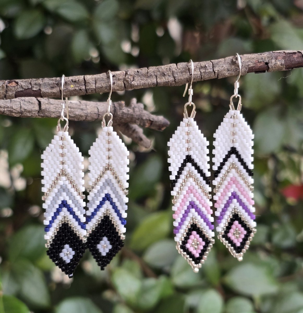 beauxbeautyblog's tweet photo. New beaded feather earrings with .925 sterling silver ear wires available in my Et$y shop @ https://t.co/myNxb0ikHt w/ FREE US shipping! Qagaasakuq- thank you for looking! 🪶 #AlaskaNative #FirstNations #NativeMade https://t.co/7AwW1gHbE3