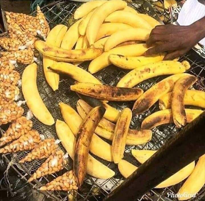 opeyemi1192731's tweet photo. これは日本人が知らないかもしれない料理です
「ボリ（Boli）」を知っていますか？
焼いたプランテンです。
外はこんがり香ばしく、中は甘くてやわらかい。
ナイジェリアでは定番のストリートフードです https://t.co/aEhm2EzLwe