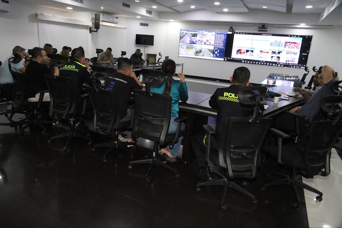 alcaldiabquilla's tweet photo. Nos reunimos con las autoridades para planificar el dispositivo de seguridad frente a la final entre Junior y Nacional.

Se instalará un PMU desde este lunes a las 3:00 p.m., y se desplegarán reacciones de @PoliciaBquilla y @Ejercito_Div1 en puntos críticos y de gran afluencia. https://t.co/4DjRakkzL4