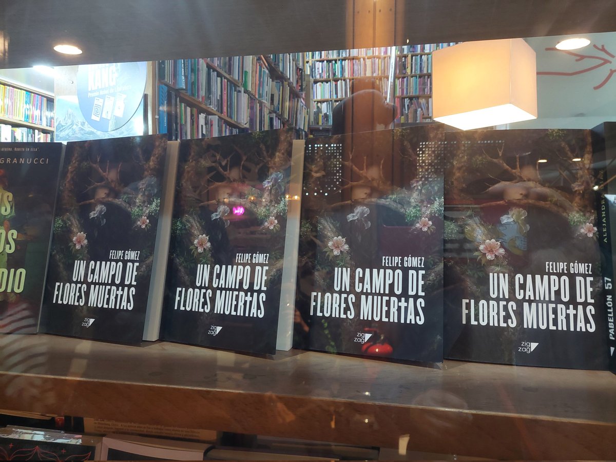 CAReyesG's tweet photo. En el lanzamiento de la novela "Un campo de flores muertas" de Felipe Gómez @ZigZagEditorial https://t.co/pipAIEE3xV