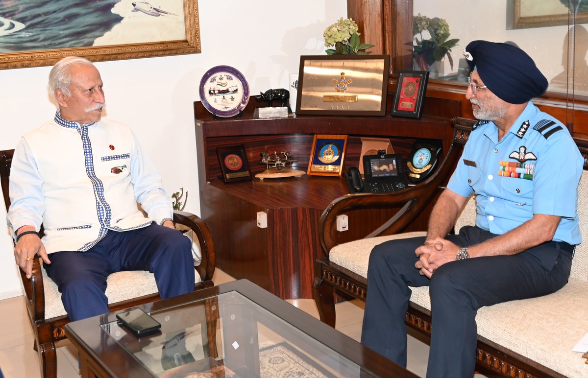 EAC_IAF's tweet photo. Hon'ble Governor of Arunachal Pradesh Lt Gen KT Parnaik (Retd) &amp; Air Mshl IS Walia AOC-in-C @EAC_IAF discussed regional security dynamics &amp; measures to strengthen civil-military coordination in the Eastern sector. https://t.co/5QXCpcP0Of