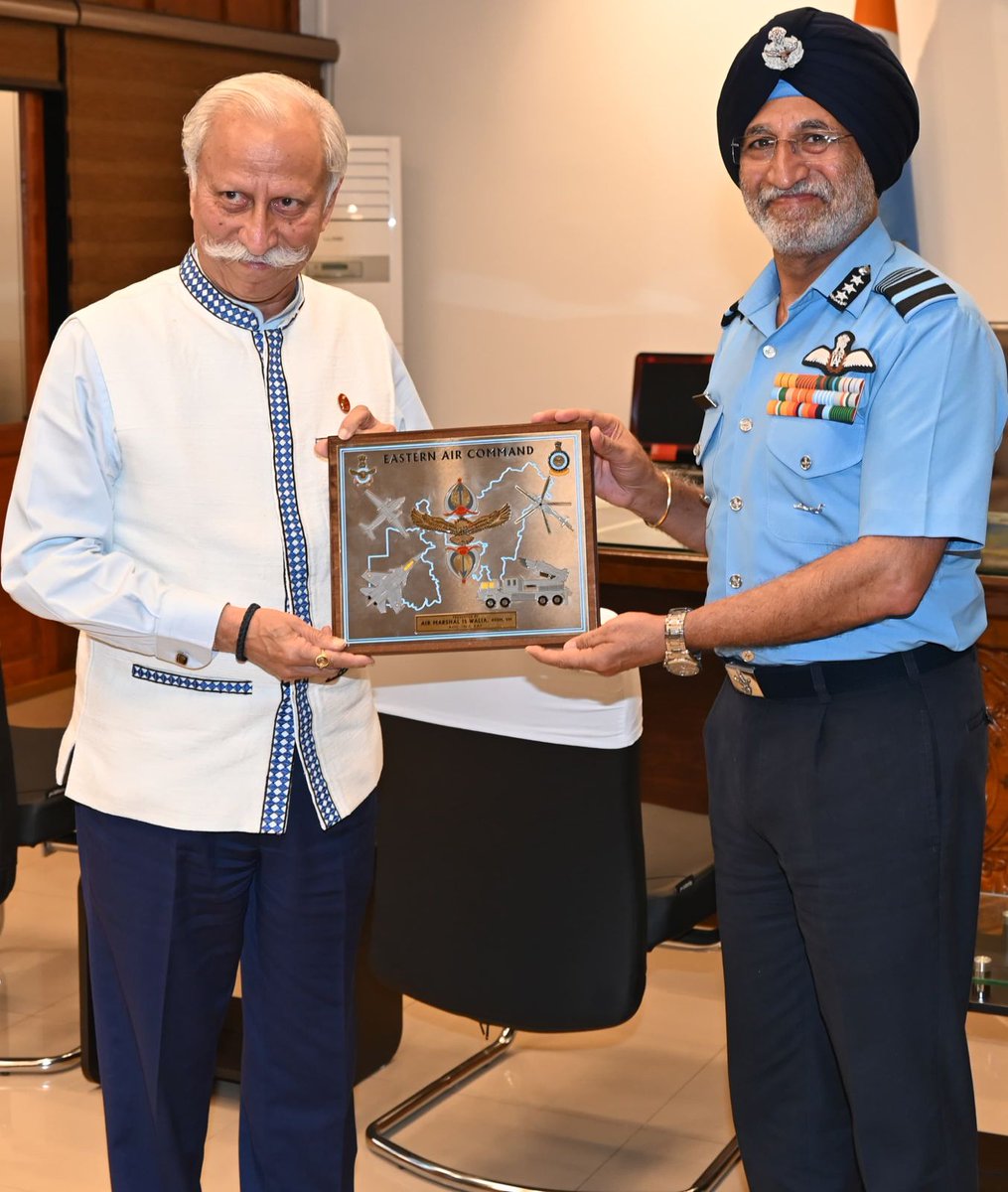 EAC_IAF's tweet photo. Hon'ble Governor of Arunachal Pradesh Lt Gen KT Parnaik (Retd) &amp; Air Mshl IS Walia AOC-in-C @EAC_IAF discussed regional security dynamics &amp; measures to strengthen civil-military coordination in the Eastern sector. https://t.co/5QXCpcP0Of
