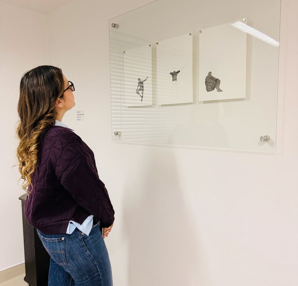 casaquindio's tweet photo. #QuindíoEsArte |🎨✨ Así vivimos lanzamiento “Ausencia Valiente–Metástasis”, exposición honra memoria legado artista quindiano Juan Carlos Moreno

🖼️Exposición abierta a público hasta 26 junio, oportunidad conocer y apreciar talento artista representativo

#PorYParaLaGente 🟢🟡🟣 https://t.co/f7Jm6jRTuk
