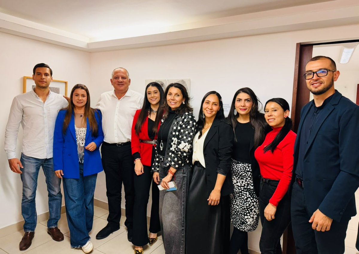 casaquindio's tweet photo. #QuindíoEsArte |🎨✨ Así vivimos lanzamiento “Ausencia Valiente–Metástasis”, exposición honra memoria legado artista quindiano Juan Carlos Moreno

🖼️Exposición abierta a público hasta 26 junio, oportunidad conocer y apreciar talento artista representativo

#PorYParaLaGente 🟢🟡🟣 https://t.co/f7Jm6jRTuk