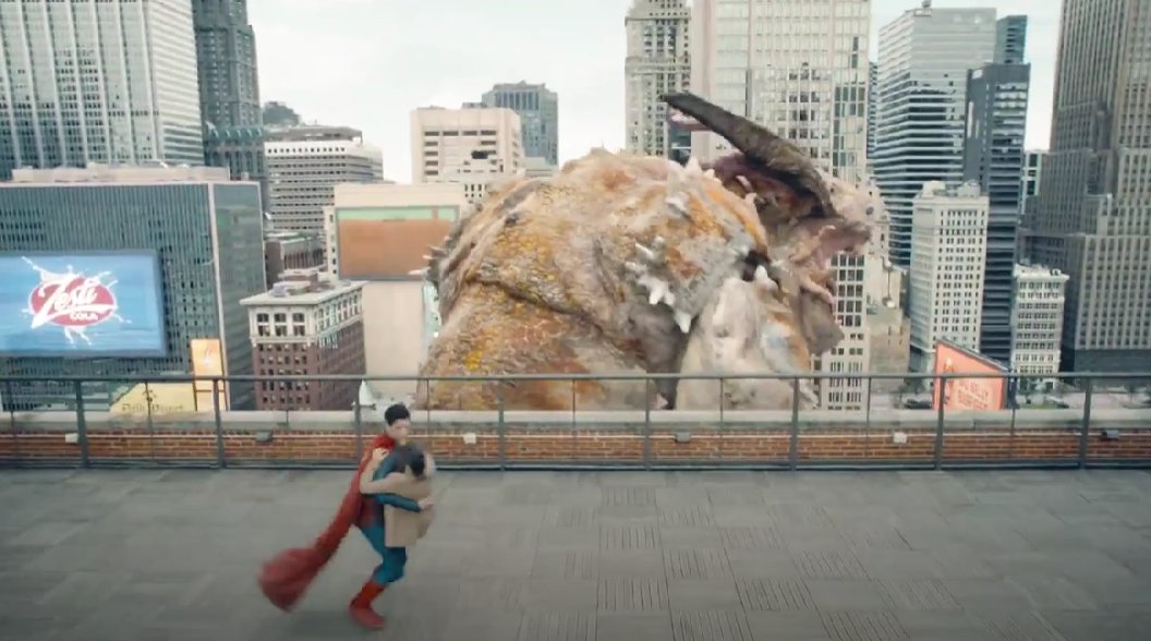Envidia21's tweet photo. El Superman de Gunn salvando a una señora pero dejandola a centimetros de un mounstruo.
Sí ese kaiju se descontrolaba adios señora. https://t.co/61ykFxpYMr