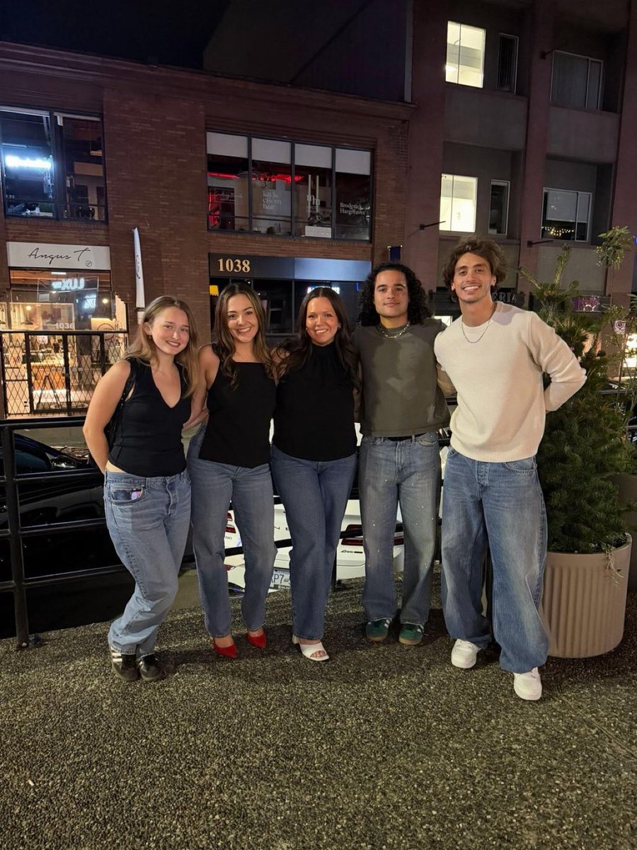 kodylavenders's tweet photo. IM PASSING OUT, ANTONIO’S HAIR AND HIS CHAIN, THE HEIGHT DIFFERENCE OH MY DAYSSSS LOGANGRACE COME HOME THE KIDS MISS YOU https://t.co/VuVNhYTnx6