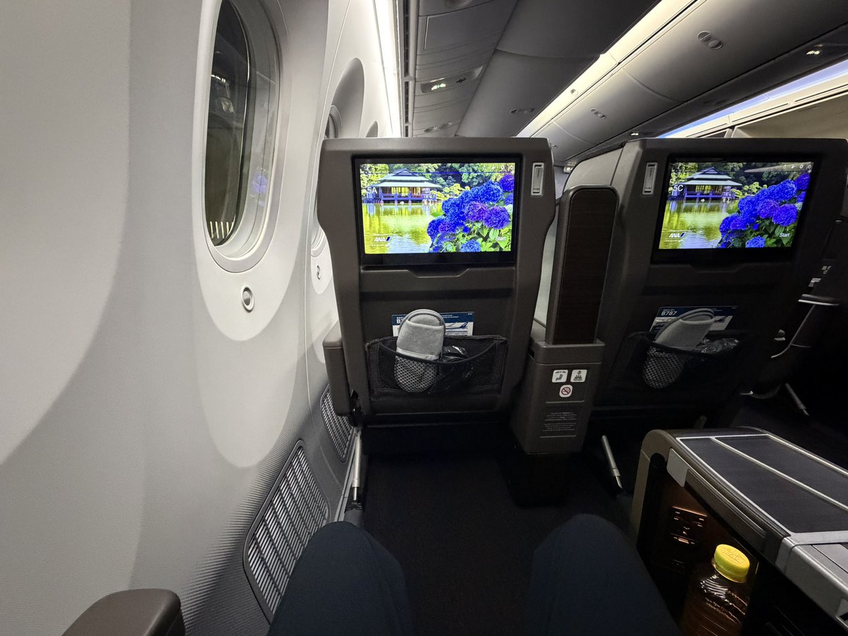 ERGAIBR's tweet photo. アップグレードポイントでプレミアムクラスに乗って関空。
またまた切符を作って頂きました。
係員の方ありがとうございました。 https://t.co/qRZpQ8O65n