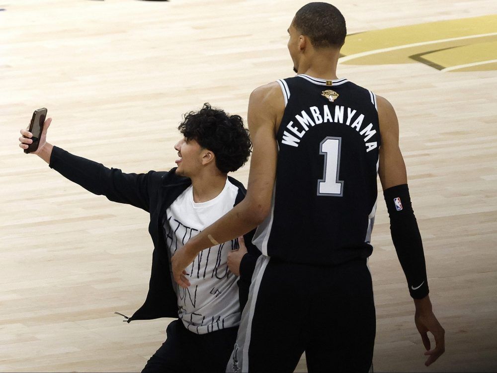 TheTorontoSun's tweet photo. Selfie-seeking fan banned for life by NBA after crashing Finals game https://t.co/1e66Ad8AOZ https://t.co/r0GaB7DS16