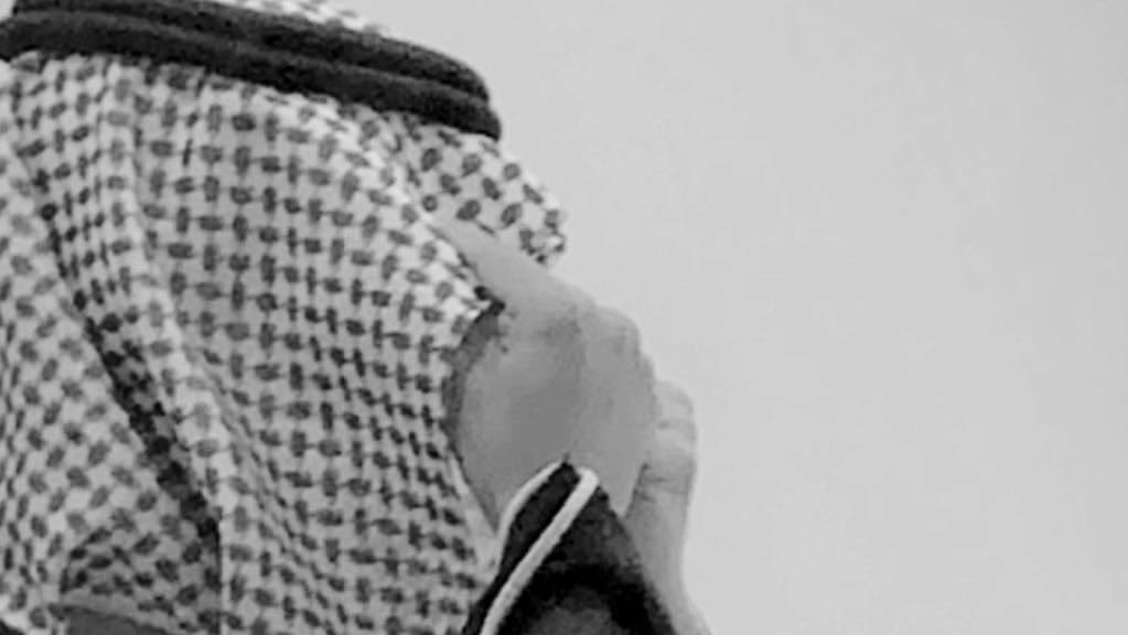 m_ar_d's tweet photo. فقلتُ: ما بالُ هذا الوردِ مُنطَوِيًا
وفي شذاهُ حـديثٌ يملأُ الشجرَا

مـا ظننـتُ جفونَ الليلِ تُخيفهُ 
لكنَّ ضـوءَ الثُّـريّا يفضحُ الخبرا 

#الأمــيــر  ☔️ https://t.co/DEY7jWMeNC