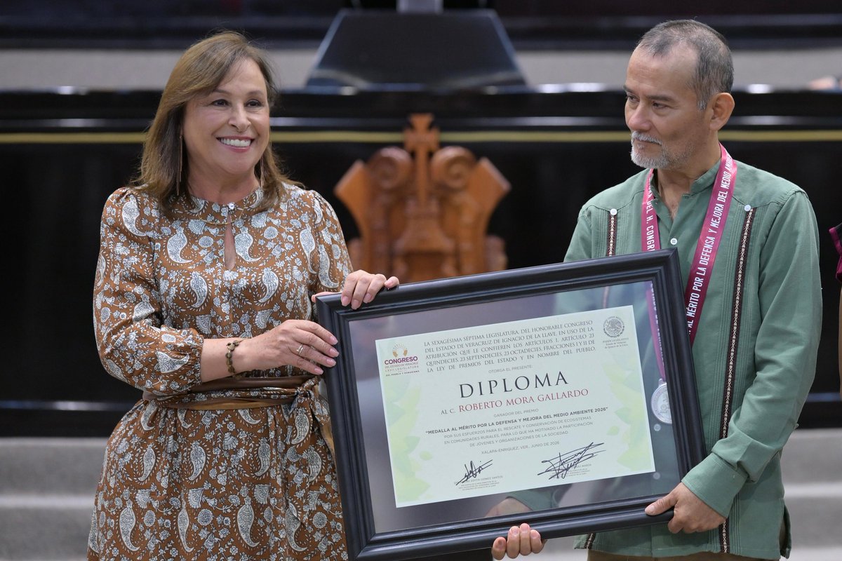VocesVera's tweet photo. 🌿🏅 Veracruz apuesta por un futuro más sustentable.

La gobernadora @rocionahle entregó la Medalla al Mérito Ambiental al biólogo Roberto Mora Gallardo, reconocido por su trabajo en conservación y restauración de ecosistemas. 🌎💚

🔗 https://t.co/zcDUL0tRsq https://t.co/ZQ3X1TX3hp