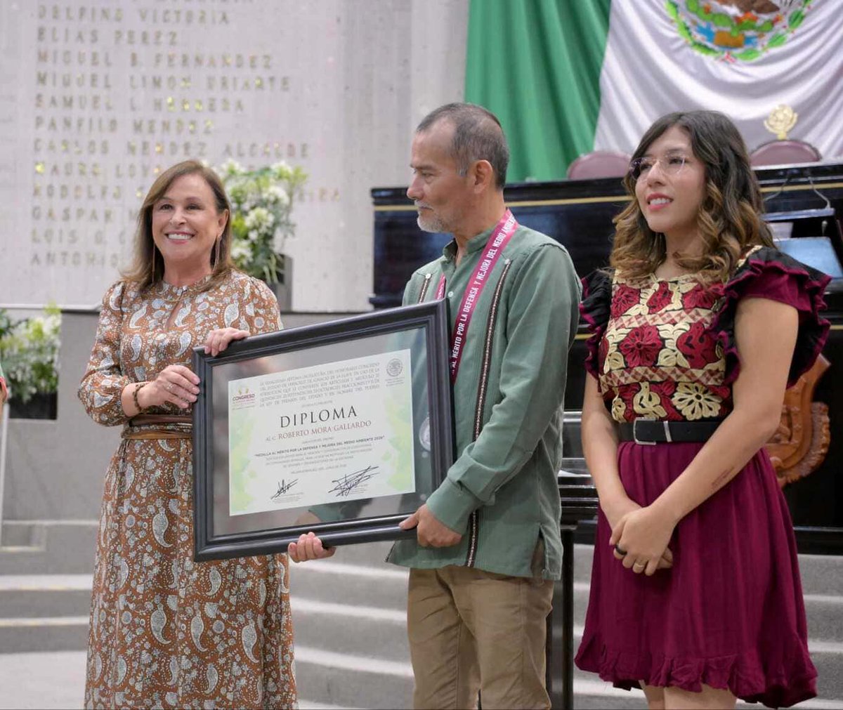 VocesVera's tweet photo. 🌿🏅 Veracruz apuesta por un futuro más sustentable.

La gobernadora @rocionahle entregó la Medalla al Mérito Ambiental al biólogo Roberto Mora Gallardo, reconocido por su trabajo en conservación y restauración de ecosistemas. 🌎💚

🔗 https://t.co/zcDUL0tRsq https://t.co/ZQ3X1TX3hp