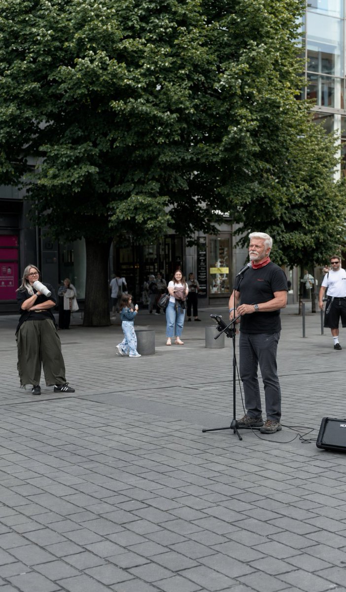dozor1984's tweet photo. Očekává se, že se již brzy objeví video, ve kterém Ewa Farna zcela náhodně půjde po Václavském náměstí a tam narazí na známého hrdinu, který bude zpívat její hit a ona ho doprovodí.
Stane se z toho virál.
#olol https://t.co/Jjf4n82d2g