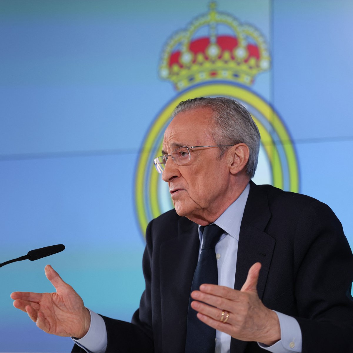 demarkesports's tweet photo. Florentino Perez: "Transfer yaparken önce oyuncunun kulübüyle iletişime geçeceğiz. Birileri bilmiyorsa diye söylüyorum, bu işler böyle yapılır." https://t.co/BWz6DOXk3v