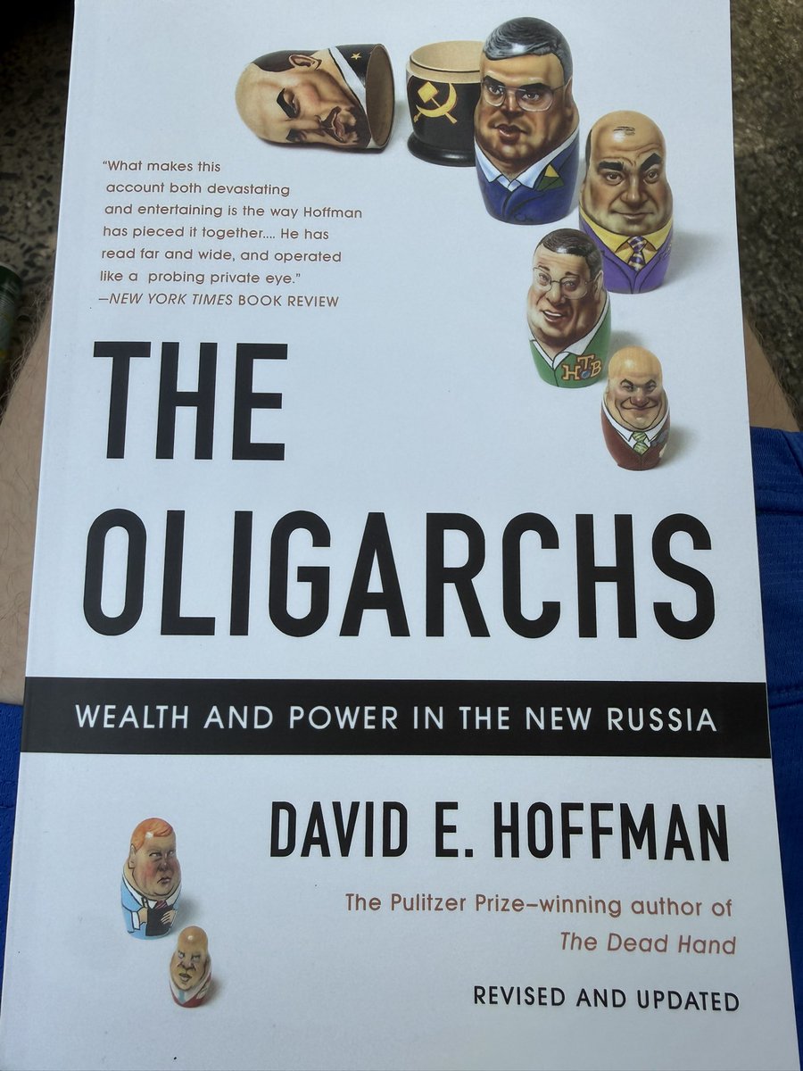 BarbiesAngel1's tweet photo. Leyendo este libro incredible…. “Los oligarcas” …. Cuenta como grandes empresarios financiaron la campaña de Putin con la ayuda de la mafia. Es la misma situación que el Perú sufre con Keiko Fujimori https://t.co/mJH6fMr07Q