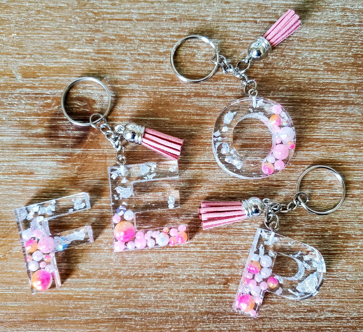 MinimalAbstrac1's tweet photo. Pearl Resin Initial Keychains 🌟✨️🌈
https://t.co/tA5cjcv2Af
#etsyshop #handmadehour #uniquegifts #giftsforfriend #womaninbizhour #CraftBizParty #SummerVibes #SpringMagic #Pearl #accessories #Keychains #Rainbow #personalizedgifts #ThursdayMood #TBThursday https://t.co/ce9sASletu