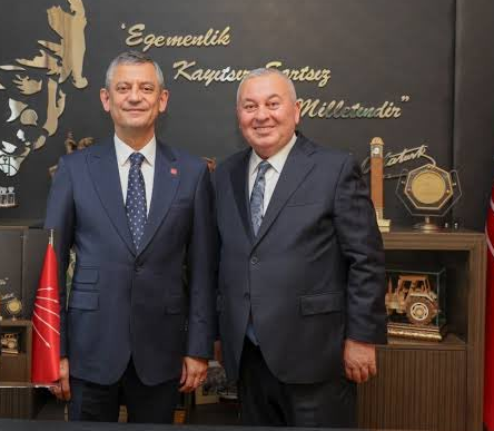 zekibahce's tweet photo. Nereden duracağını bilemeyen şaşkın Cemal Enginyurt demiş ki: 

"Tarihin doğru tarafında duranlara selam olsun."

Sen daha sağını solunu bilmiyorsun tarihin doğru tarafını nereden bileceksin.. https://t.co/i6MmxLWzC6