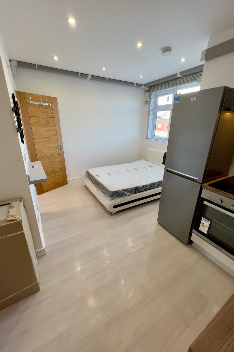 LmestatesLondon's tweet photo. Bedsit studio flat to let £1100 includes all bills and c/tax Greenford UB6 0HL 
For viewings call 
☎️ 02084239116 
London metropolis estates https://t.co/wAIHhgevry